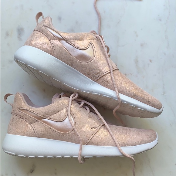 nike roshe rose gold